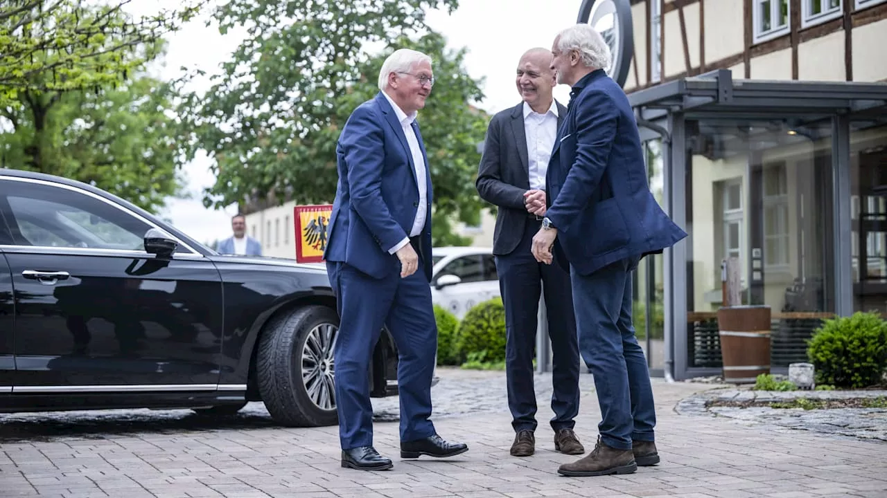 Bundespräsident Frank-Walter Steinmeier besucht DFB-Team