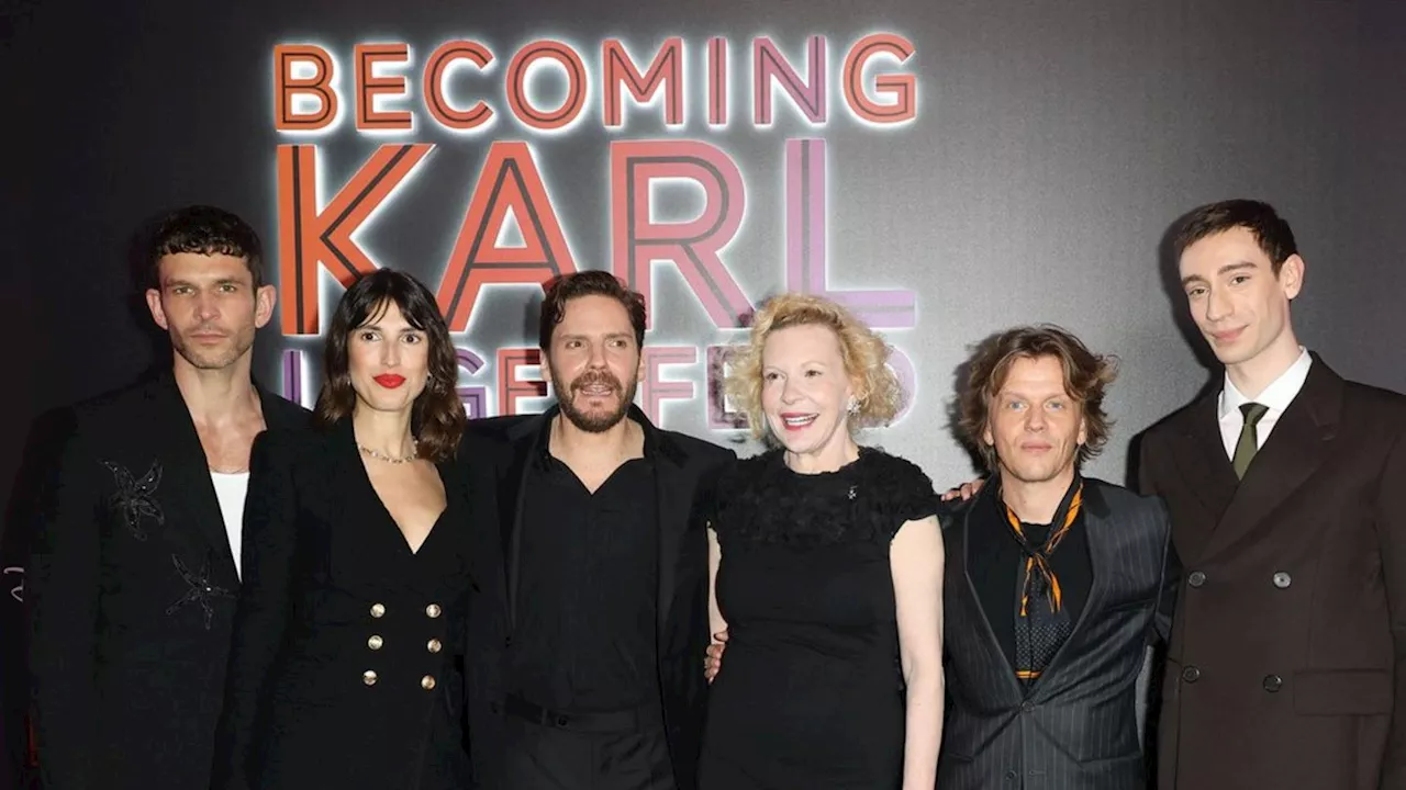 'Becoming Karl Lagerfeld'-Premiere in Paris: Lagerfeld-Darsteller Daniel Brühl feiert mit seinen Kollegen