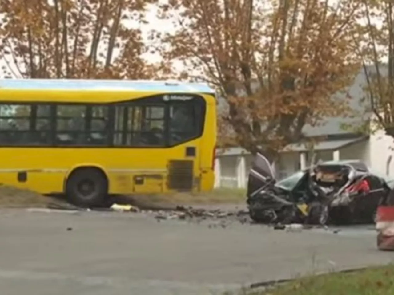 Tremendo choque frontal entre un auto y un colectivo en Malvinas Argentinas: un muerto y varios pasajeros heridos