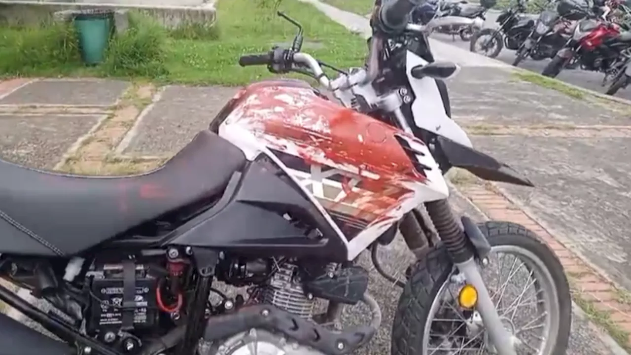  Vandalismo en la Universidad Nacional: encapuchados atacan motocicletas estacionadas en el lugar