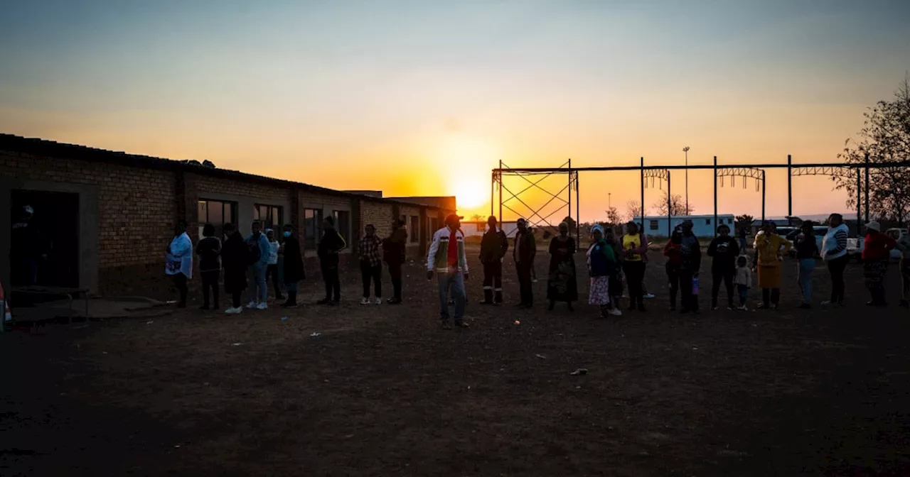 IEC assures queueing voters they will be able to cast their ballots