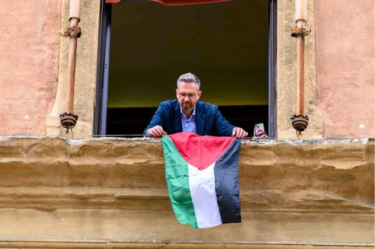 Bologna, il Comune espone la bandiera della Palestina. Il sindaco Lepore: “Non tacciamo”