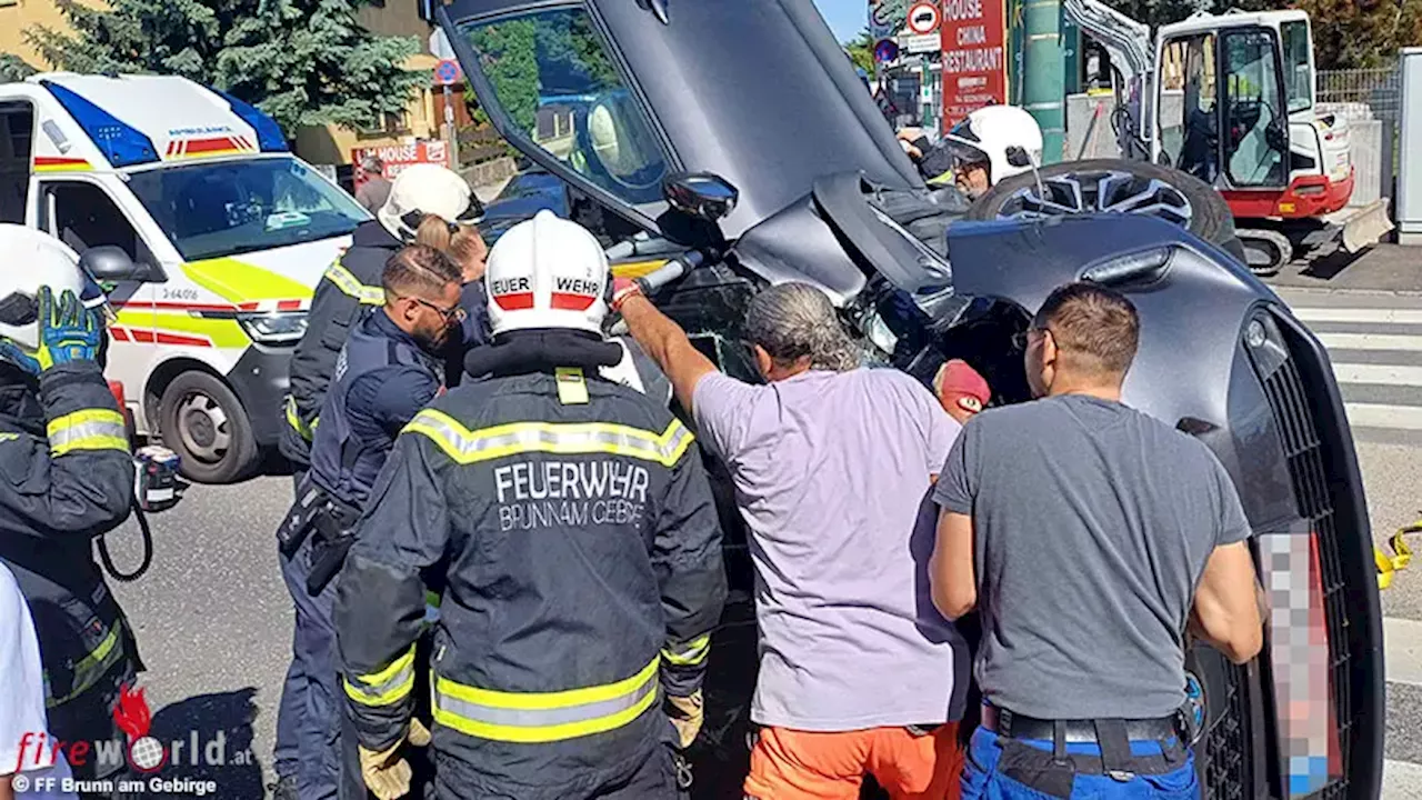 Nö: Viele anpackende Hände bei Unfall mit eingeschlossener Person in Brunn am Gebirge