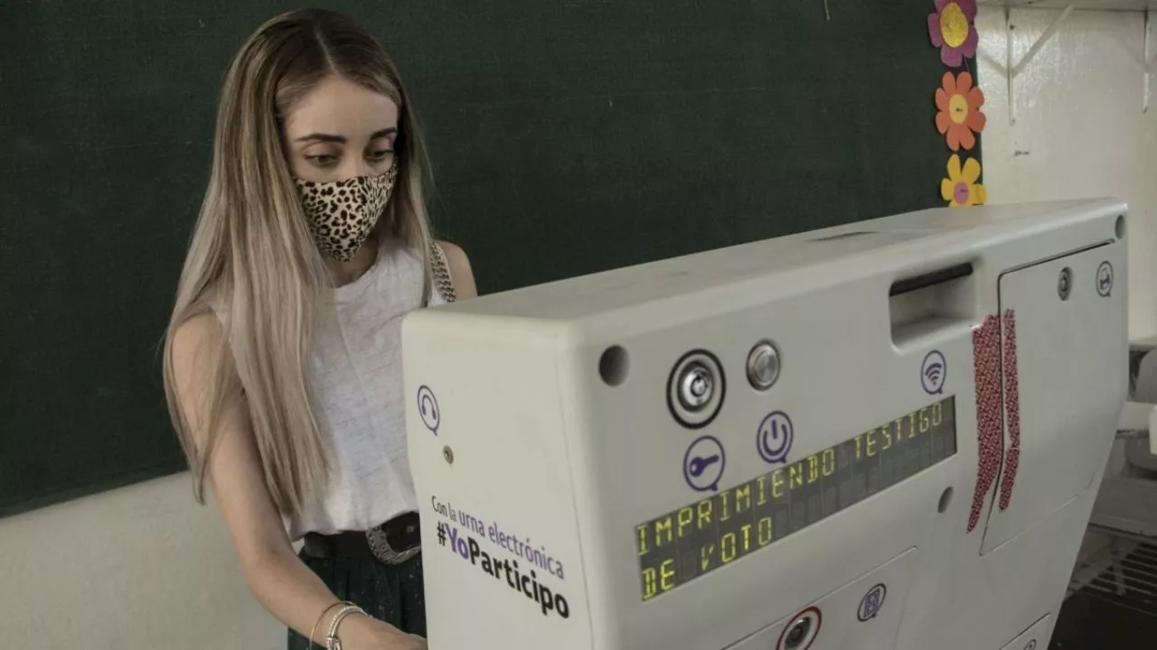 Siete mujeres ganan un juicio al INE para poder votar vía internet