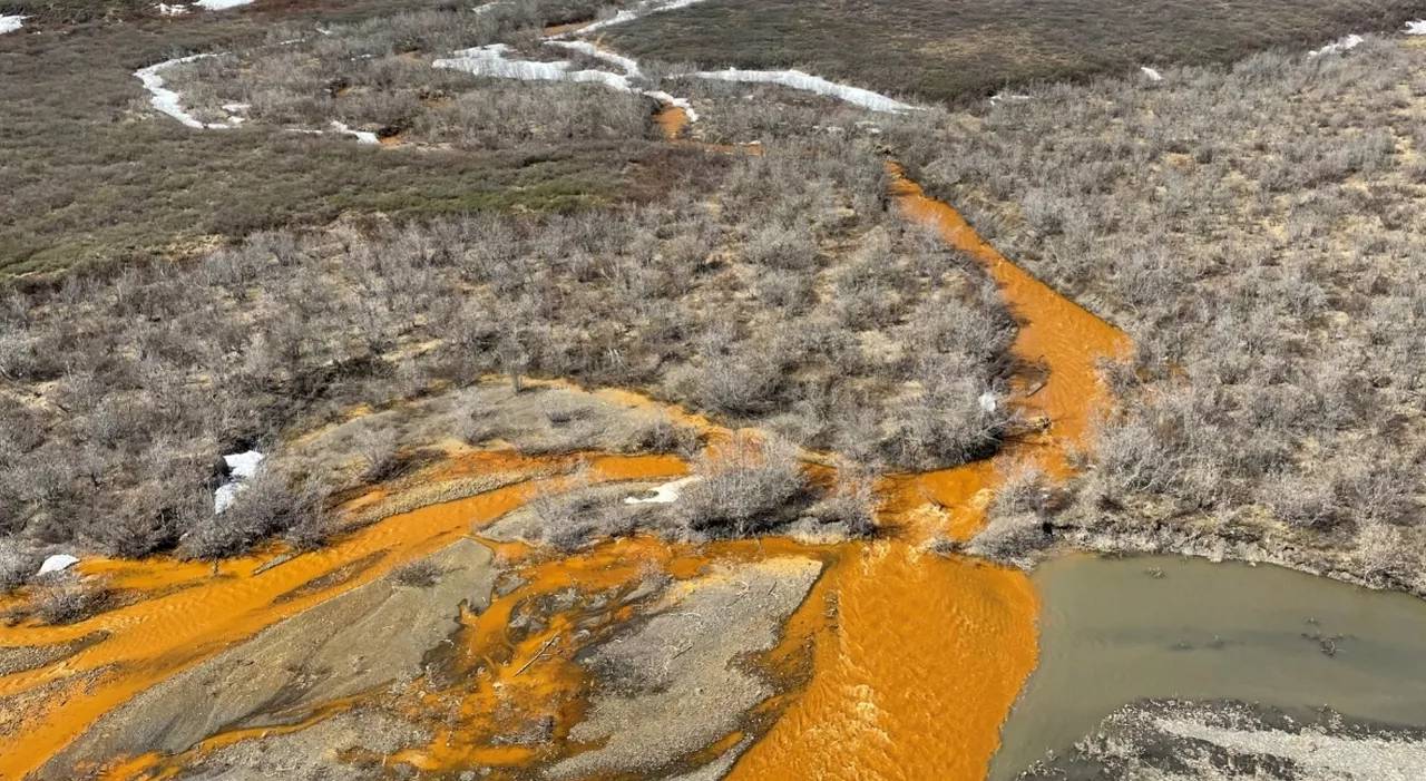 Perché in Alaska i fiumi sono diventati arancioni? Un pericolo per la natura