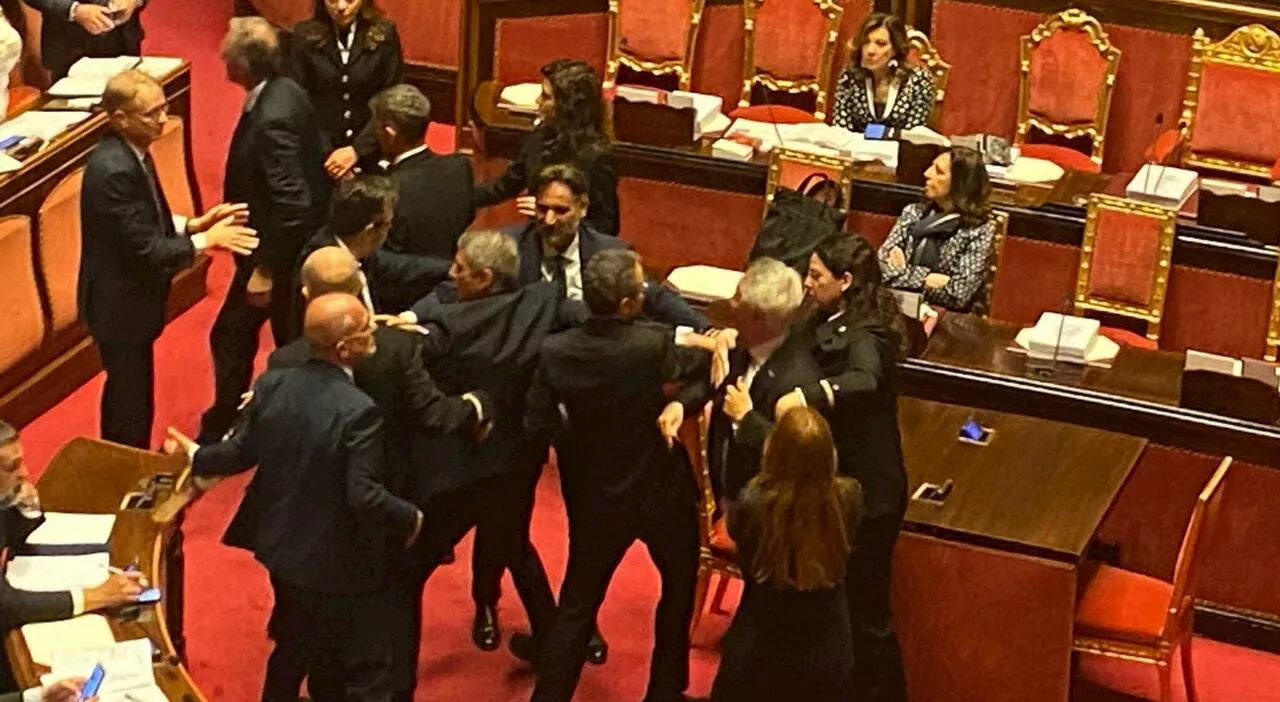 Risse, insulti, provocazioni: Parlamento come un saloon. Tensione al Senato: Menia (FdI) e Croatti (5S) cercan