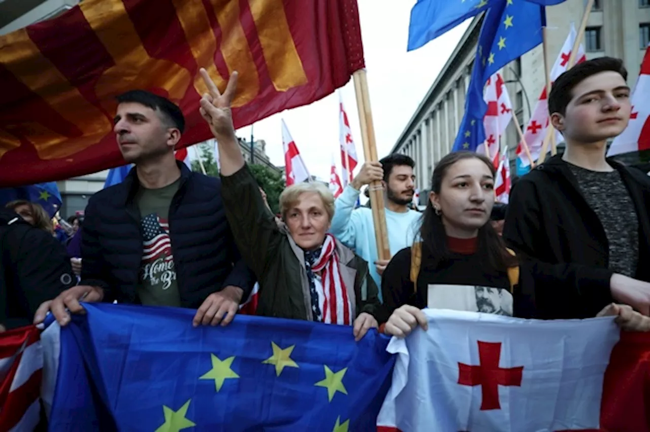 Il parlamento georgiano approva la legge sugli agenti stranieri aggirando il veto presidenziale