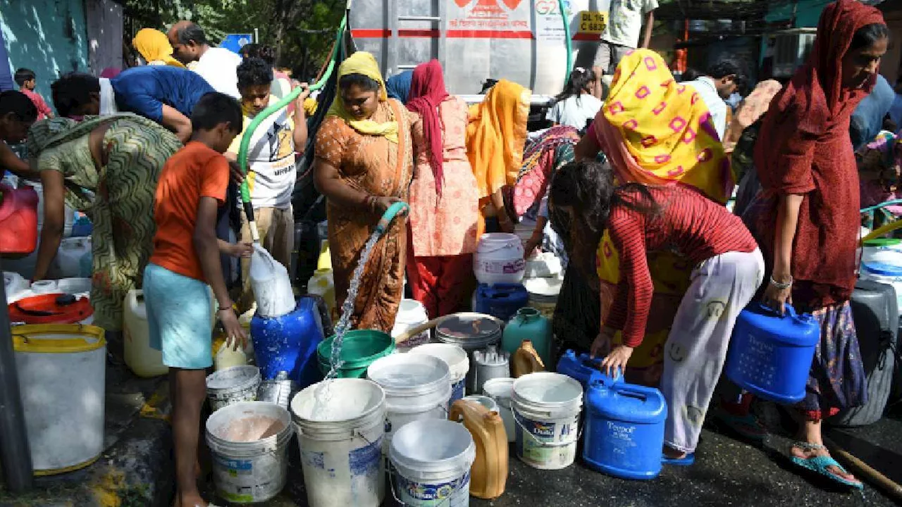 Delhi Water Crisis: टंकी से पानी बहा या पाइप से धोई गाड़ी तो कटेगा चालान, भरना पड़ेगा इतने हजार का जुर्माना