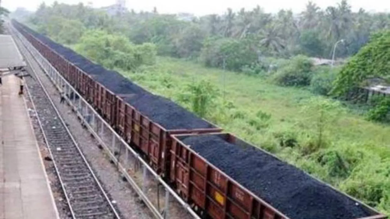 Train Derailment Palghar: पालघर के पास मालगाड़ी के 6 डिब्बे पटरी से उतरे, रेल सेवाएं प्रभावित; हेल्पलाइन नंबर जारी