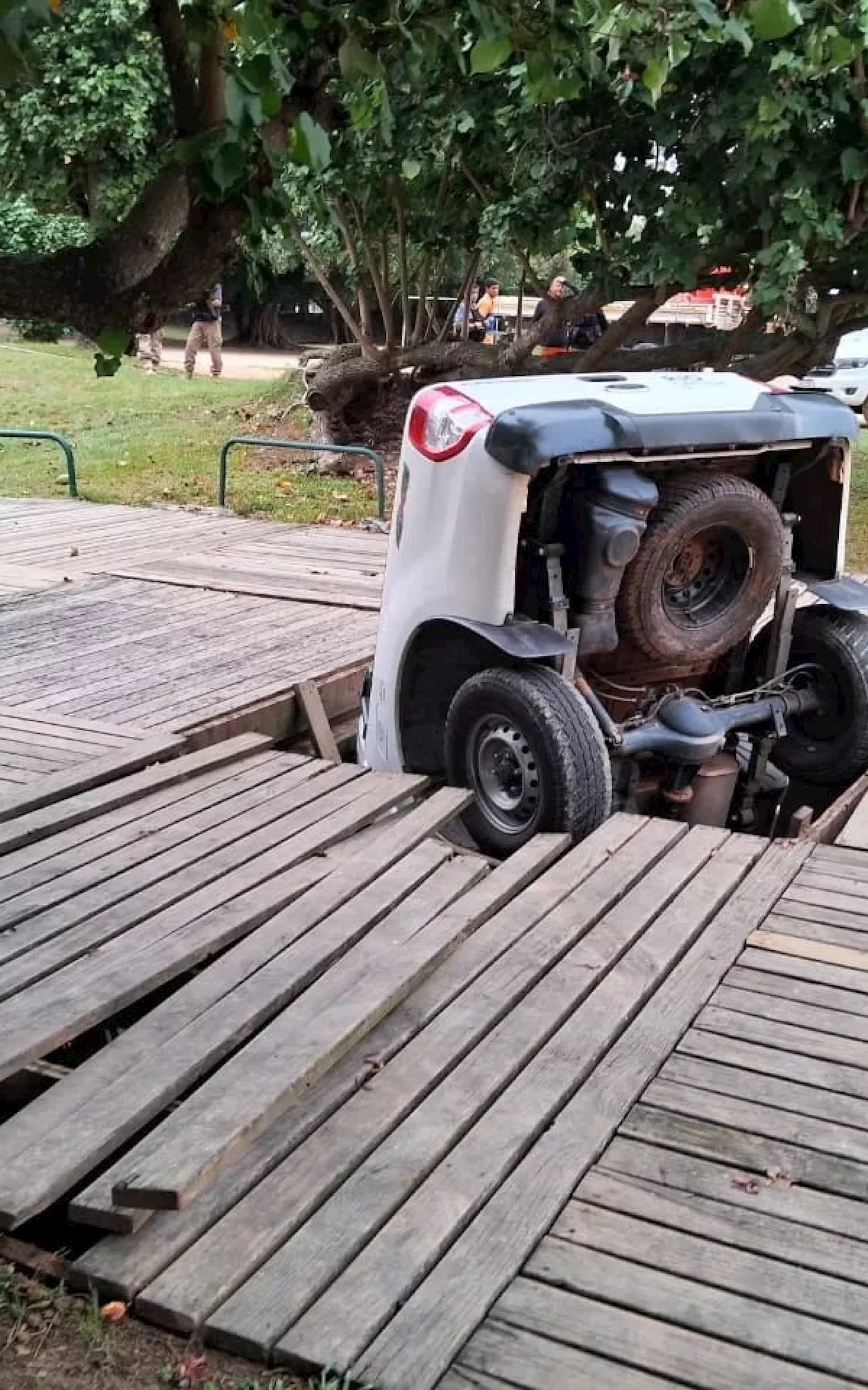 Durante perseguição, carro da Prefeitura do Rio caí em deque no Aterro do Flamengo