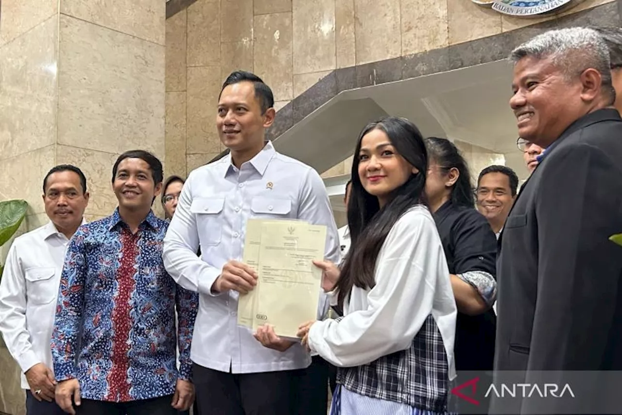 Nirina Zubir Terima 2 Sertifikat Tanah dari Menteri AHY