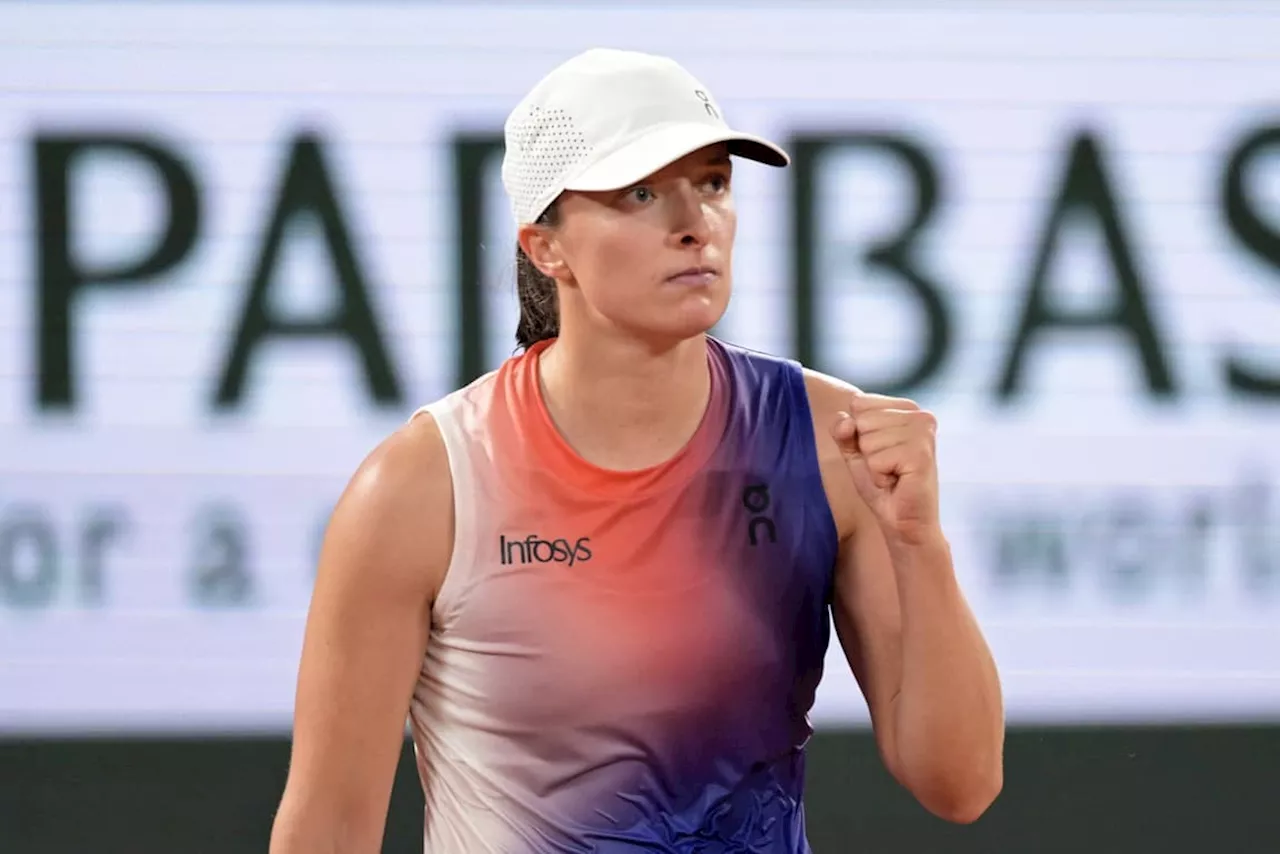 Swiatek salva match-point e vira batalha de 3h contra Osaka em Roland Garros