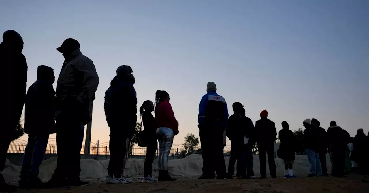 Los sudafricanos empiezan a votar en elecciones consideradas como las más importantes en 30 años