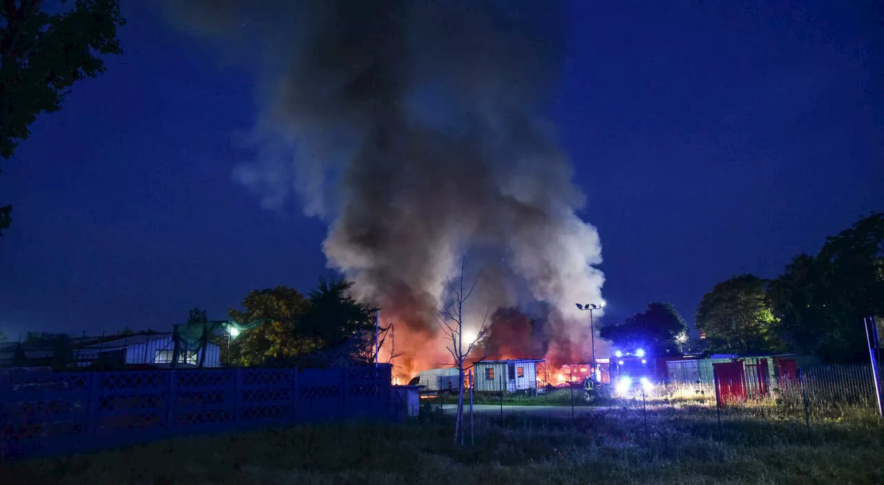 Incendio in un'autorimessa a Milano, esplose bombole di gpl: fiamme altissime e fumo. Cosa sta succedendo