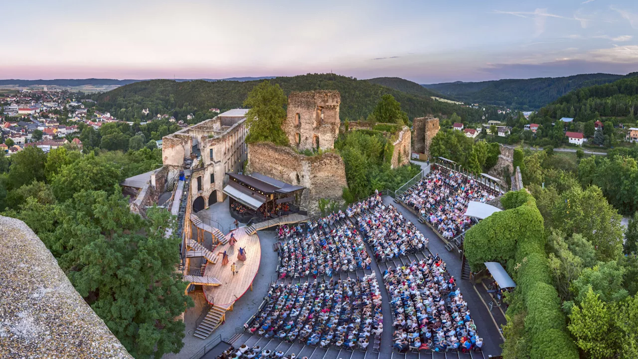 Sommertheater in NÖ: Wo Vampire mit Päpsten und Musen feiern