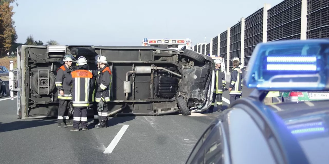 Langer Stau auf A3 bei N&uuml;rnberg: Wohnmobil prallt gegen Lkw und kippt um