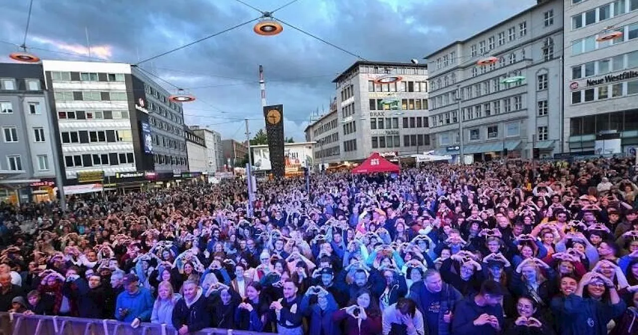 Liveticker zu Bielefelds Leinewebermarkt: Party auf dem Jahnplatz, Stadt proppevoll