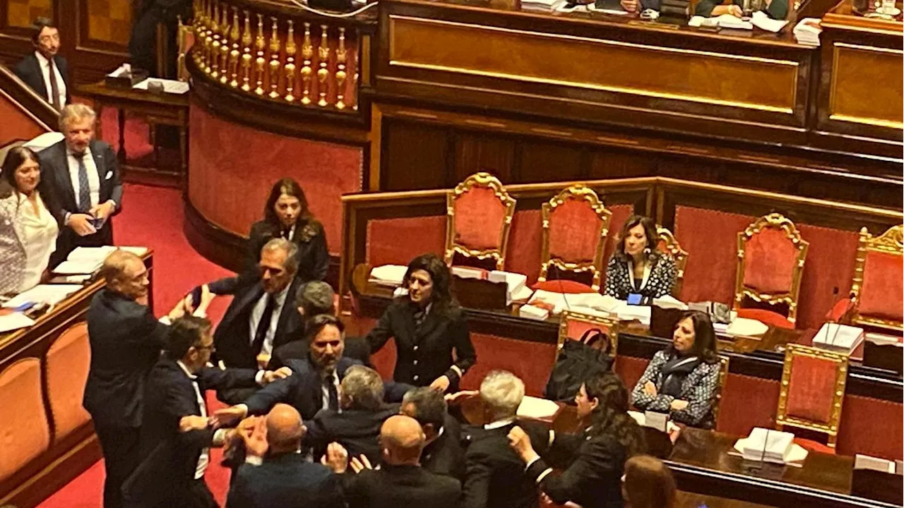 Premierato, insulti e poi rissa sfiorata tra i senatori FdI e M5S: La Russa sospende i lavori