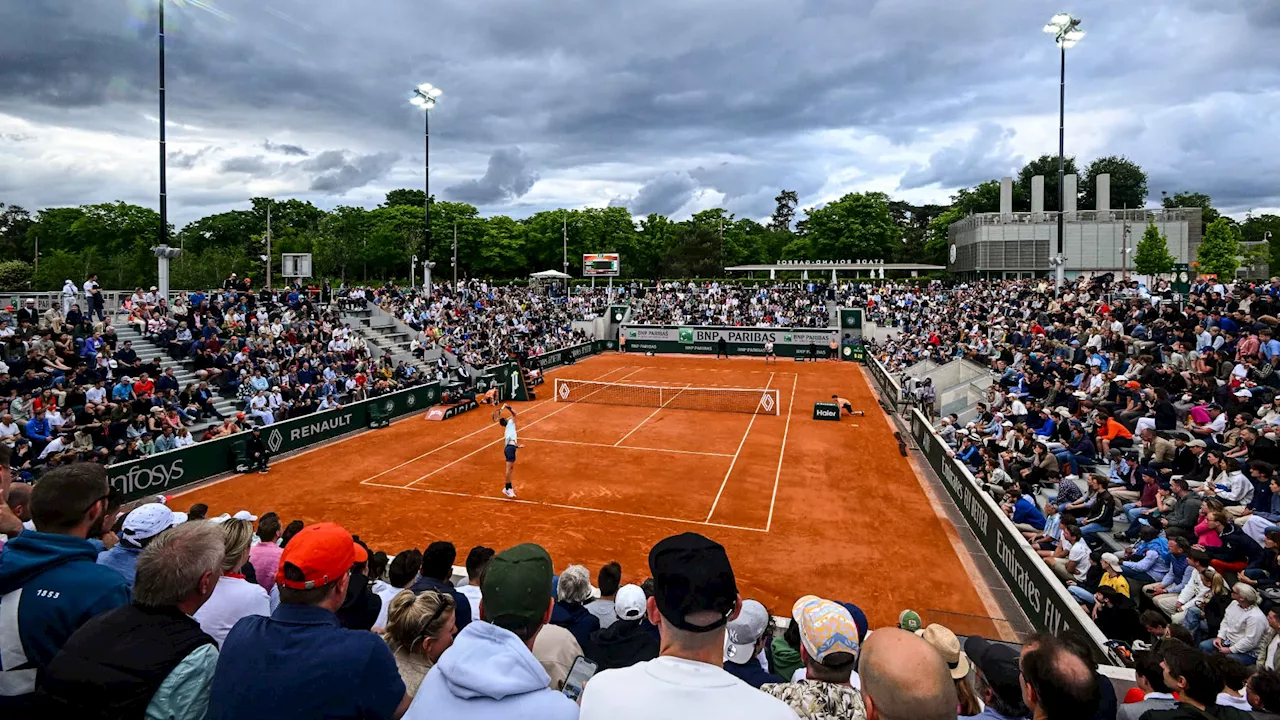 Roland-Garros: au cœur de la Tribune Bleue, ces supporters français déchaînés dans les gradins