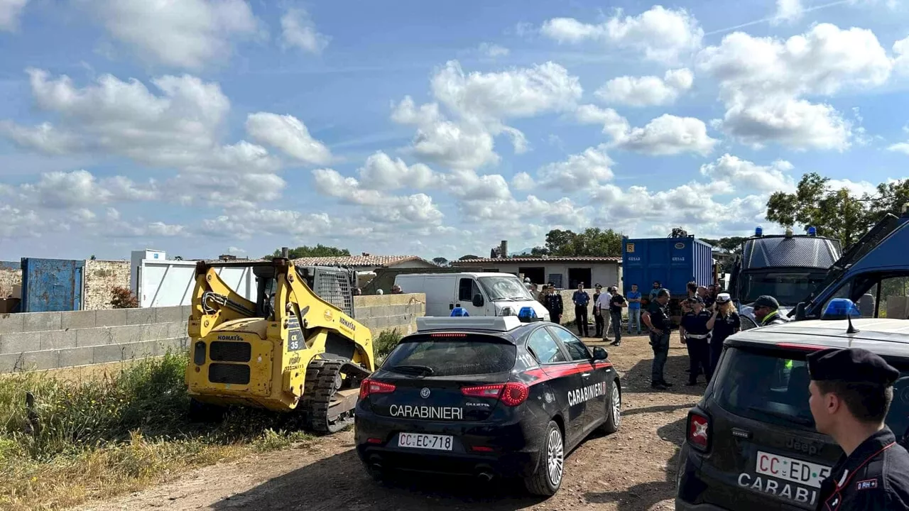 Sgomberate dieci palazzine occupate, al via l'abbattimento degli edifici abusivi