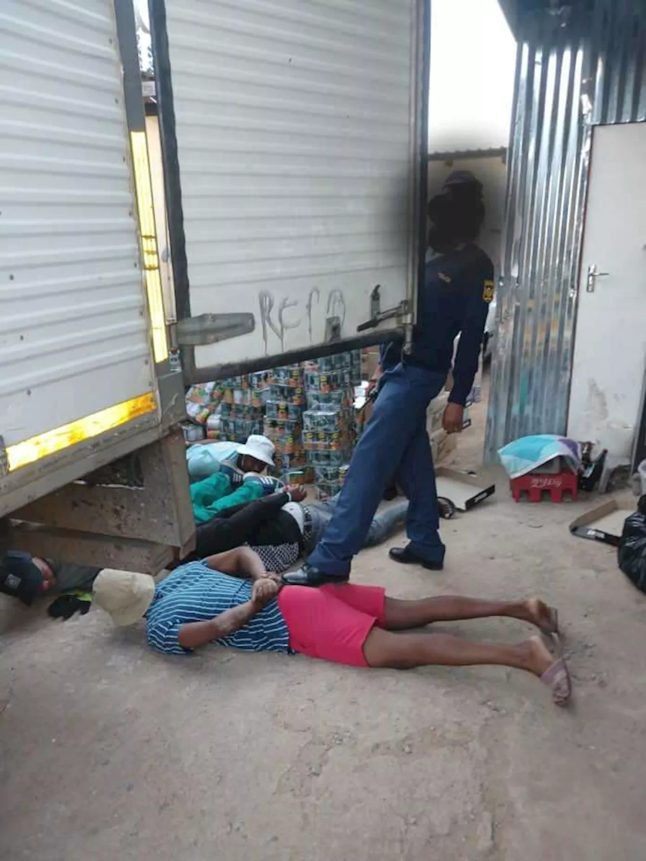 Rapid response by a team of SAPS members leads to the recovery of a hijacked truck, six arrests