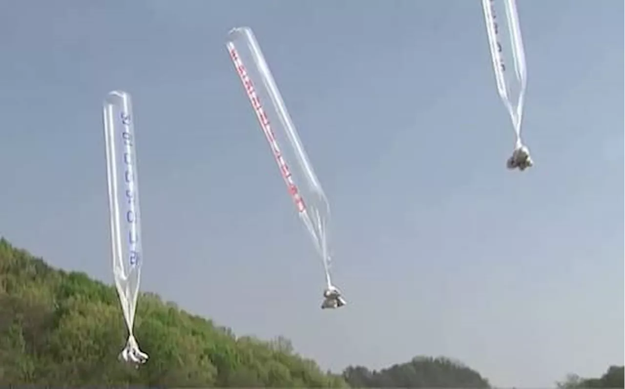 Corea del Nord, pioggia di spazzatura verso il Sud con palloncini aerostatici