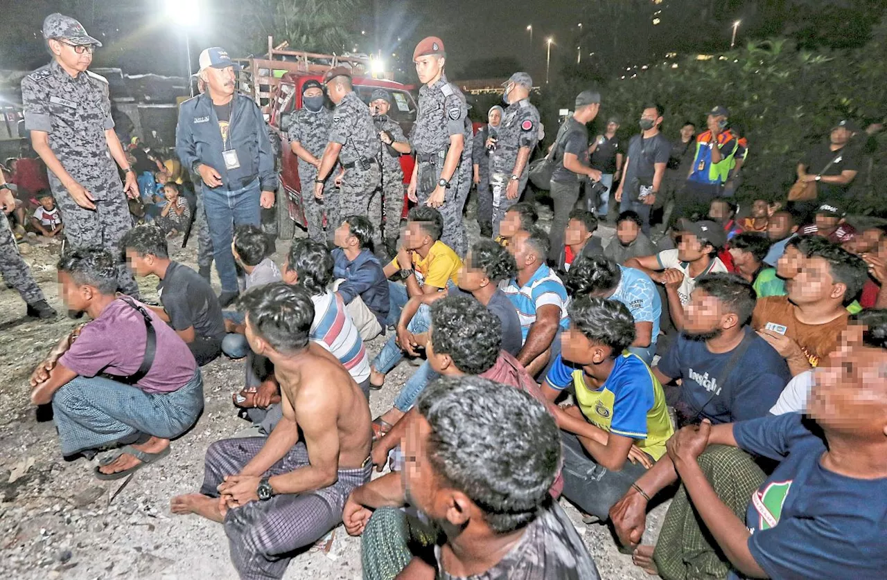 Massive raid at illegal settlement in Sentul