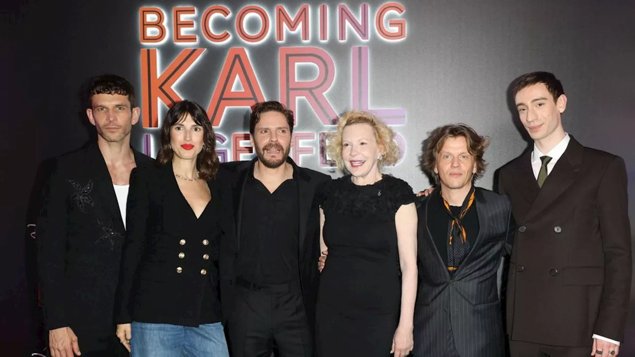 'Becoming Karl Lagerfeld'-Premiere in Paris: Daniel Brühl feiert mit seinen Kollegen