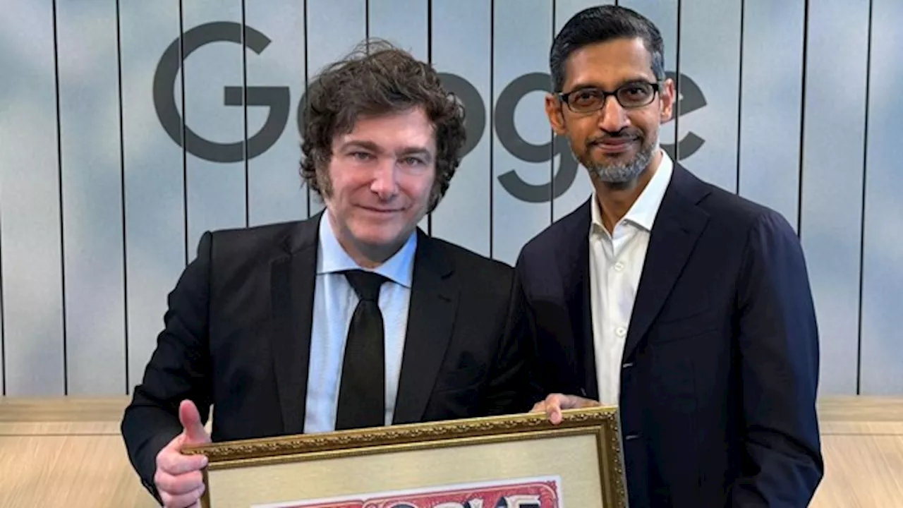 Milei se reunió con el CEO de Google y recibió un particular regalo