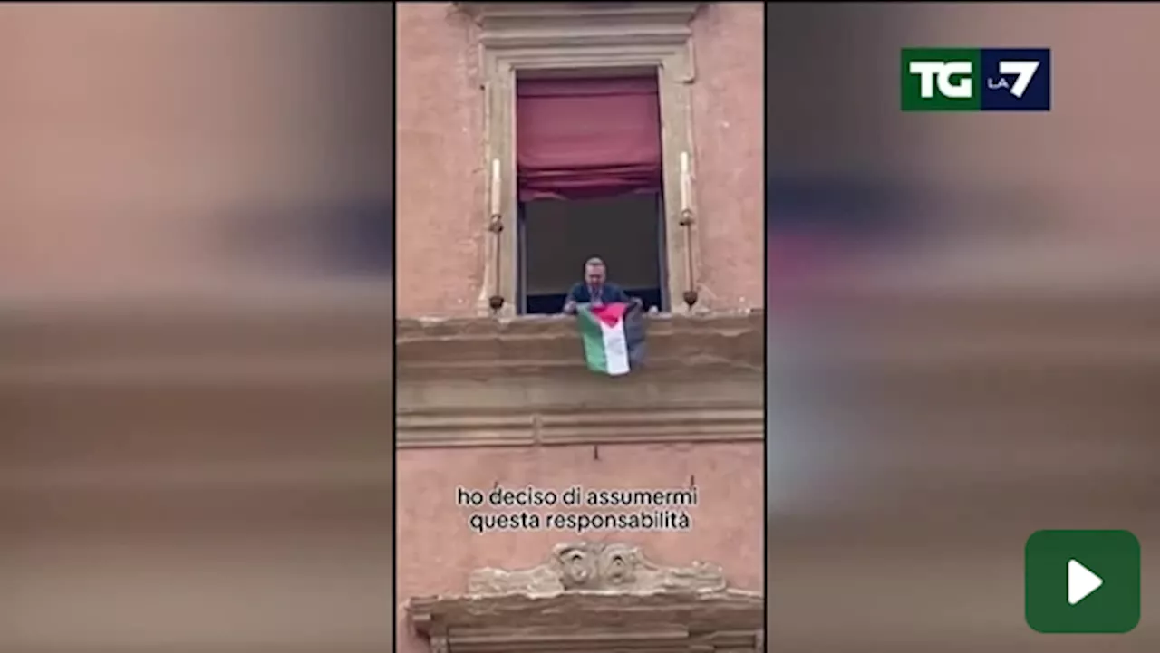 Bologna, il sindaco espone la bandiera palestinese e scoppia la polemica