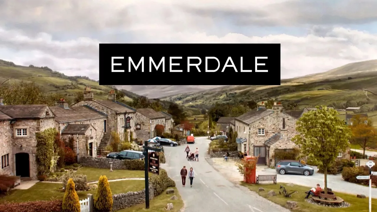 Emmerdale airs shock death as fan favourite dies off-screen in bizarre scenes...