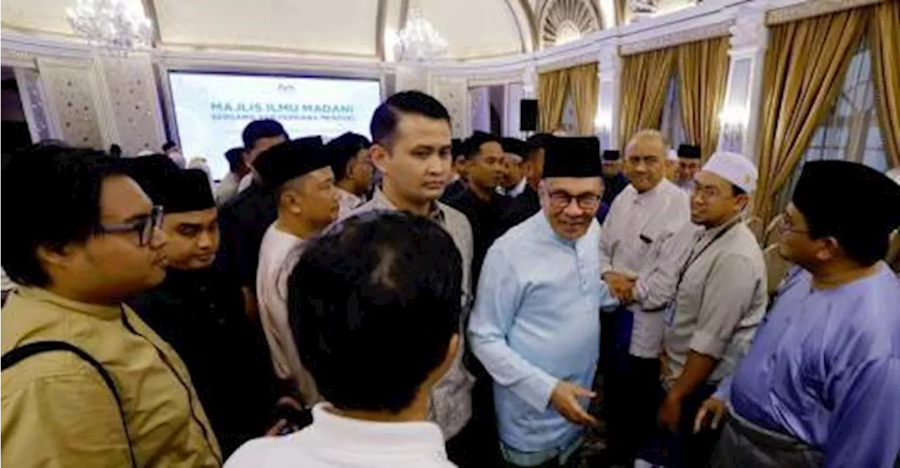 PM launches Malay translation of ‘Kitab Fiqh’