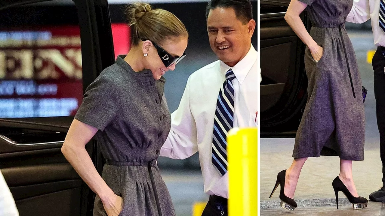 Cómo llevar vestido camisero con zapatos de plataforma como Jennifer Lopez en junio 2024