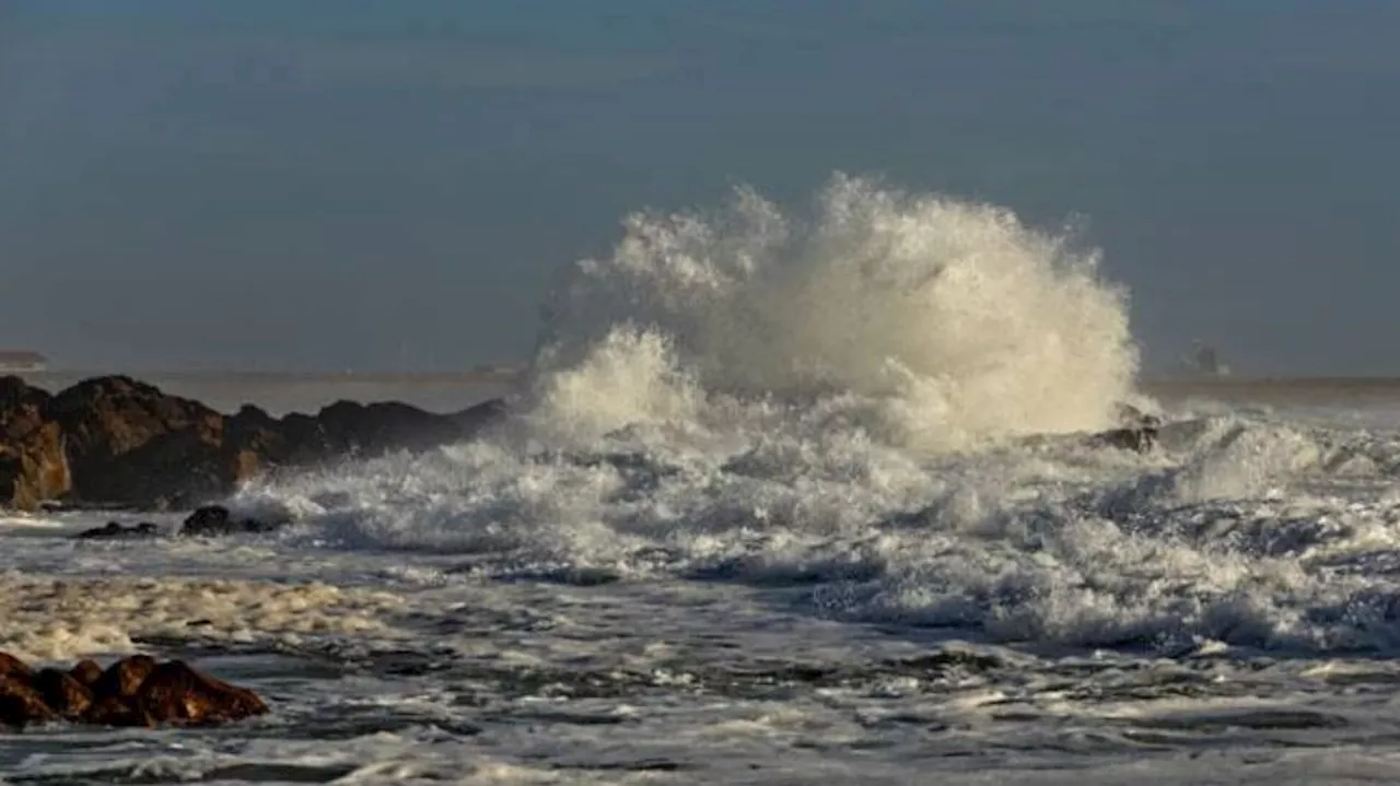 High Waves Alert: കേരള തീരത്തും തെക്കൻ തമിഴ്‌നാട് തീരത്തും ഉയർന്ന തിരമാലയ്ക്ക് സാധ്യത; മത്സ്യബന്ധനത്തിന് വിലക്ക്