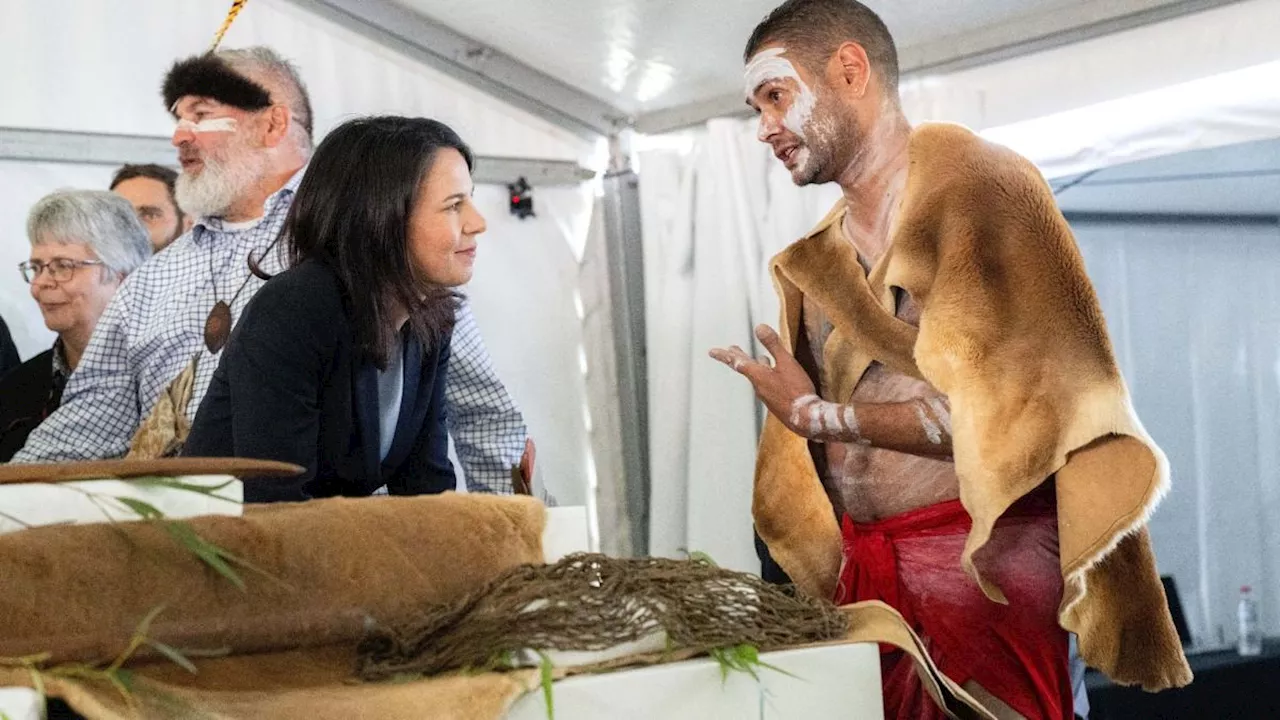 Baerbock gibt Kulturgüter an Aborigine-Stamm zurück