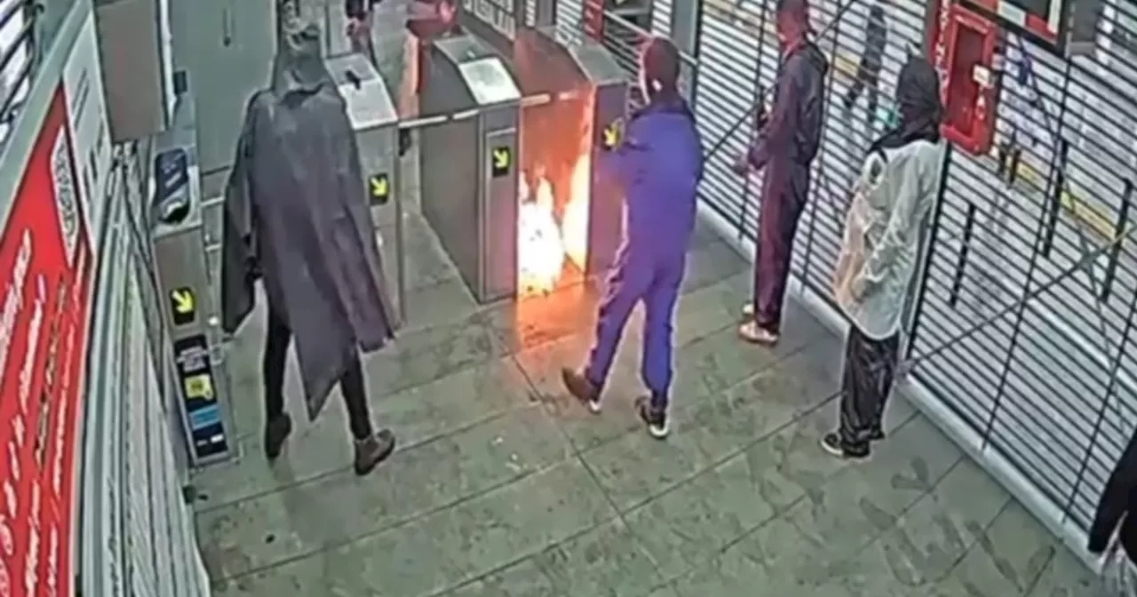 Encapuchados queman torniquetes de estación de TransMilenio Ciudad Universitaria en Bogotá