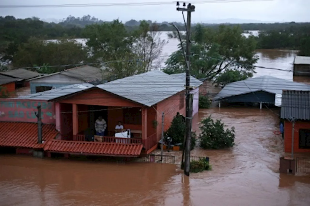 Brésil: 31 morts et 74 disparus dans le sud, submergé par les inondations