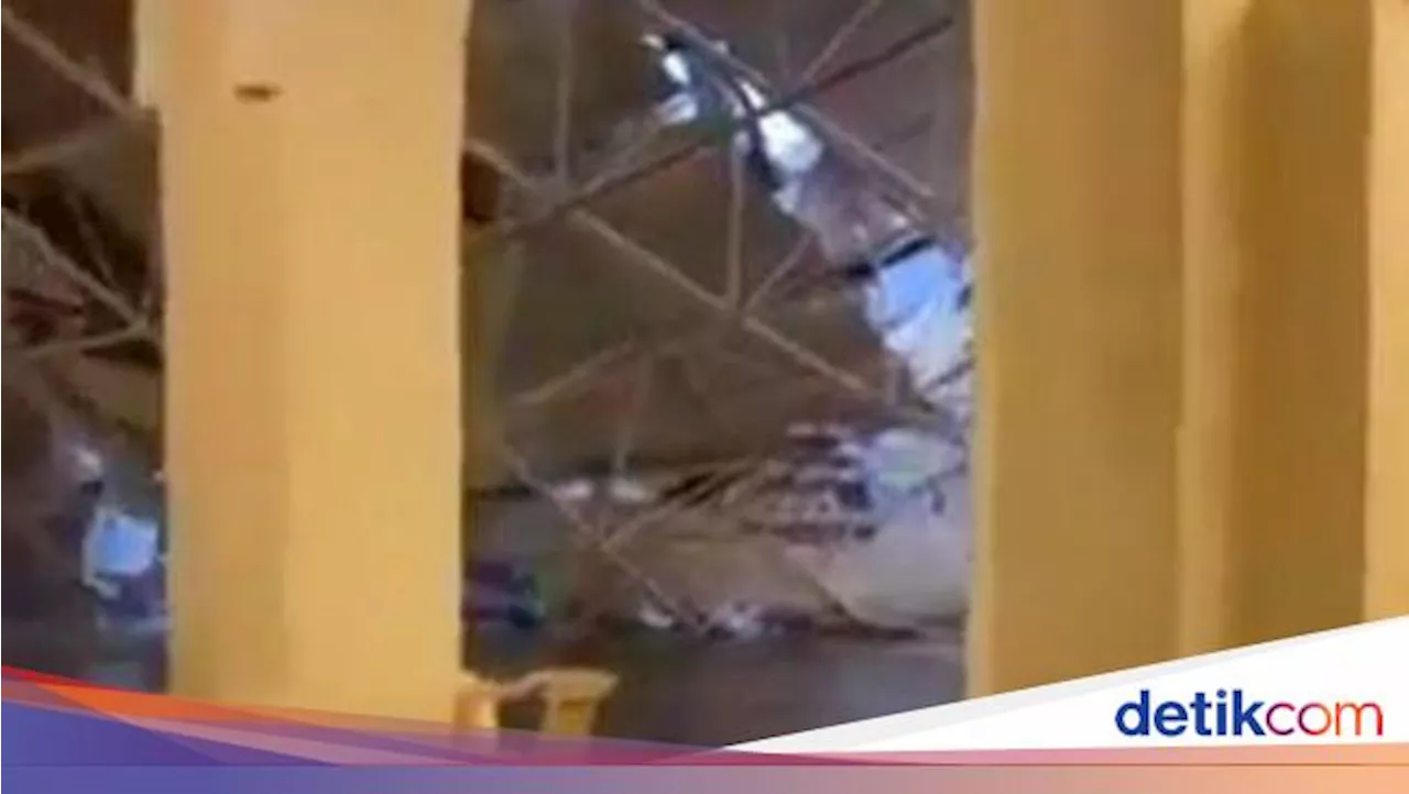 Hujan Lebat Landa Arab Saudi, Atap Masjid di Universitas King Fadh Roboh