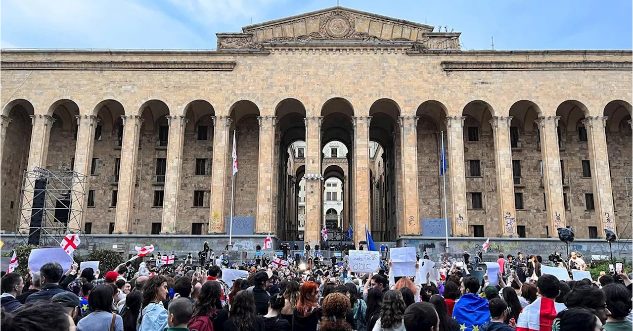 Zehntausende protestieren in Georgien gegen „russisches Gesetz“