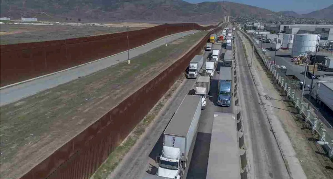 Fila en frontera de Texas por revisión a autotransporte de carga alcanza 17 km