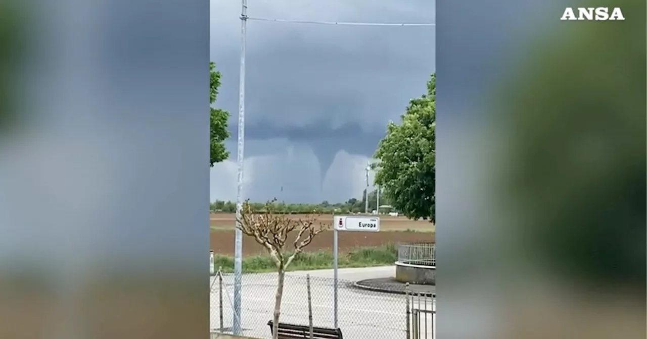 Pioggia e vento in Veneto, un tornado attraversa le zone di Padova e Vicenza: le immagini