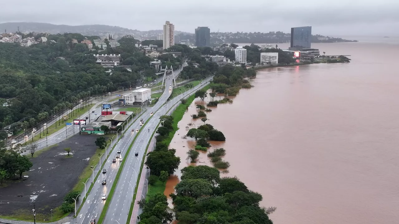 Nível do Guaíba atinge 4,50 metros, e águas invadem ruas e rodoviária de Porto Alegre