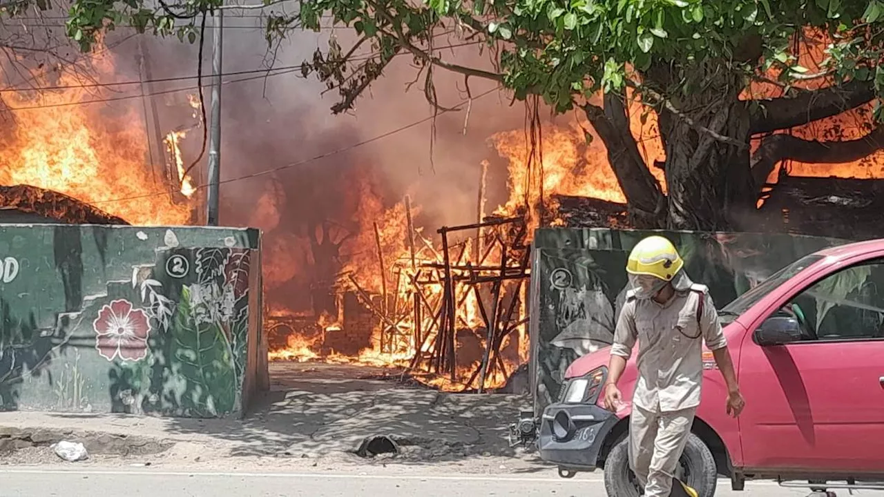 Patna Golghar Fire : राजधानी पटना के गोलघर के पास लगी भयंकर आग, गैस सिलेंडर में विस्फोट से दहशत, देखें Photos