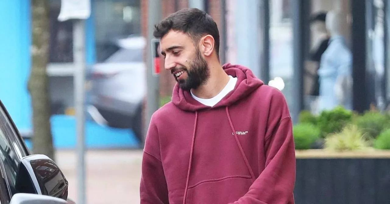 Man Utd injury news as Bruno Fernandes seen wearing a protective cast