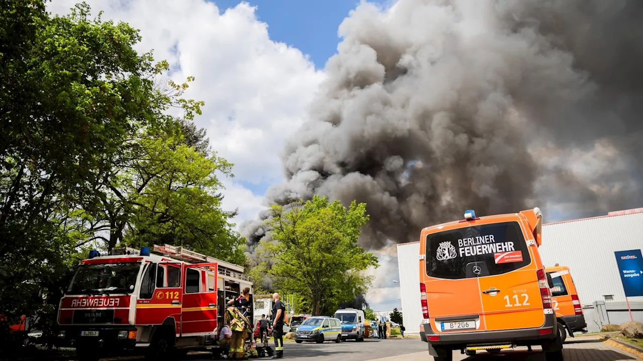 Brand in Betrieb in Lichterfelde – Starke Rauchentwicklung