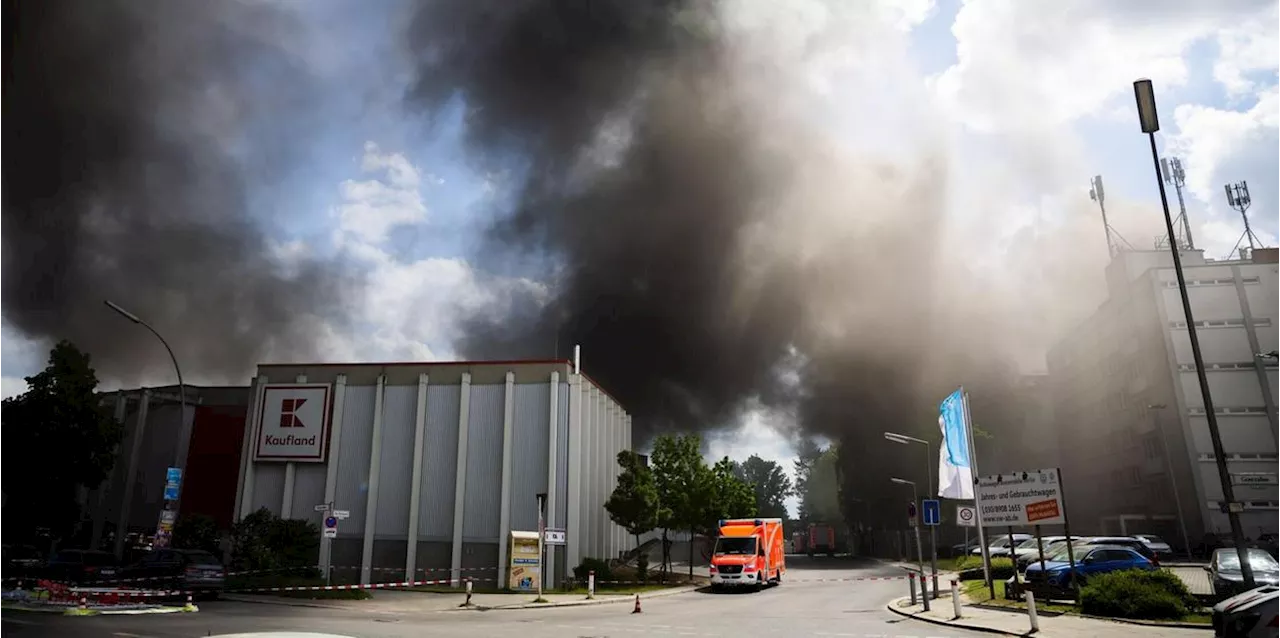 Rauchwolke durch Großbrand über Berlin - Feuerwehr warnt