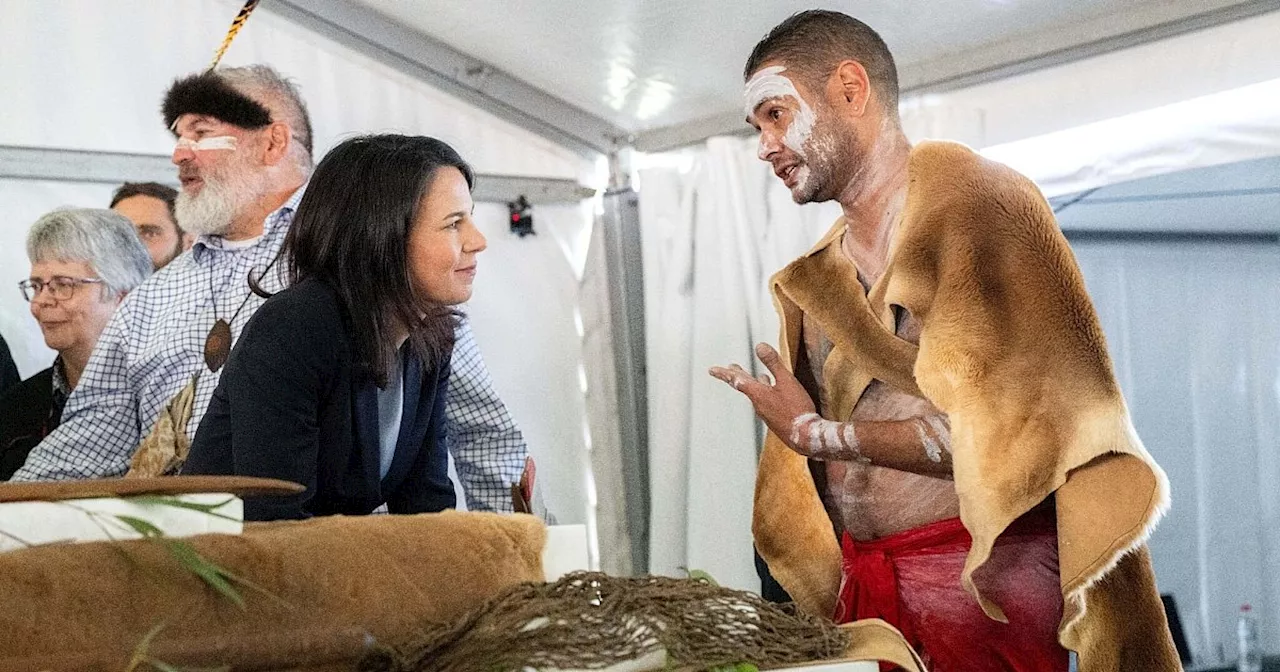 Baerbock gibt Kulturgüter an Aborigine-Stamm zurück