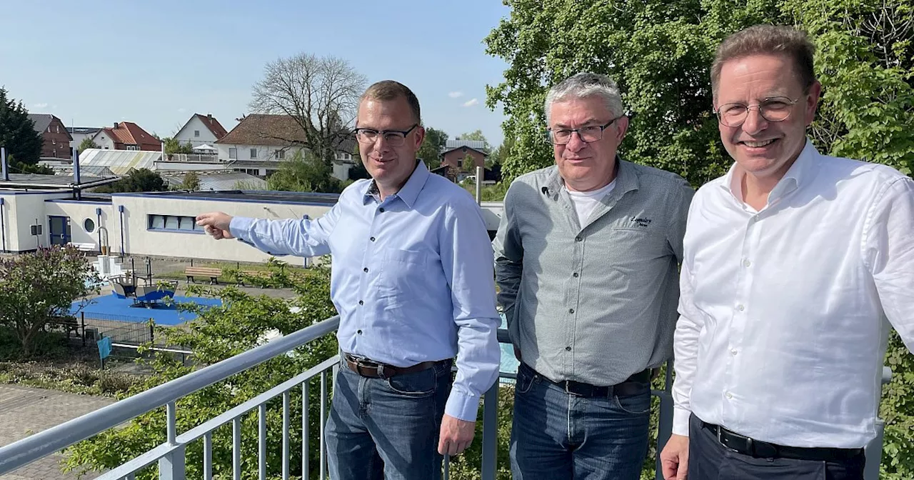 Im Salzkottener Freibad sorgt jetzt die Sonne für warmes Wasser