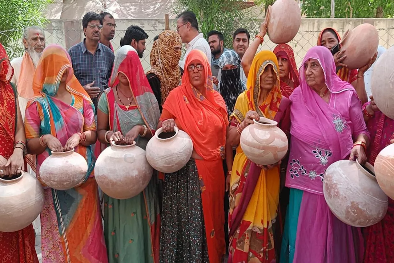 पेयजल समस्या को लेकर गुस्साई महिलाओं ने मटके फोड़ कर सुनाई खरी-खरी