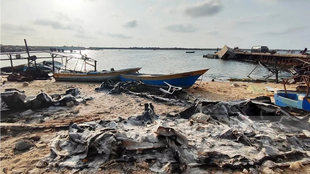 بالصور.. جانب من الدمار الذي لحق بمراكب الصيادين في ميناء غزة جراء قصف إسرائيلي